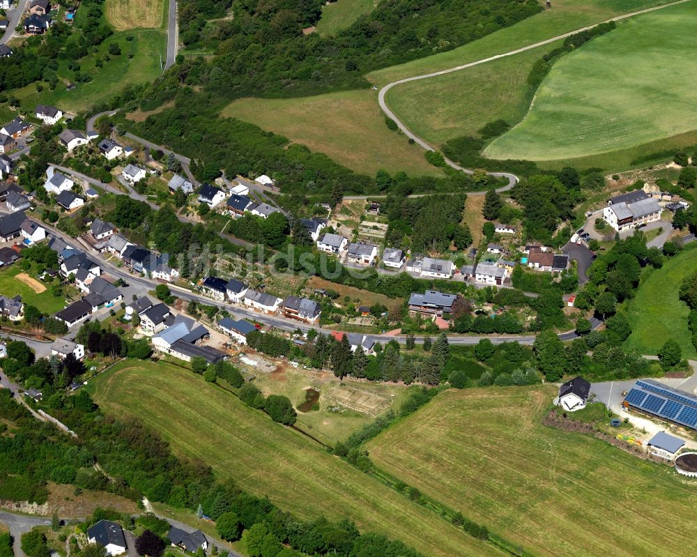 Mengerschied aus der Vogelperspektive: Dorfkern in Mengerschied im Bundesland Rheinland-Pfalz