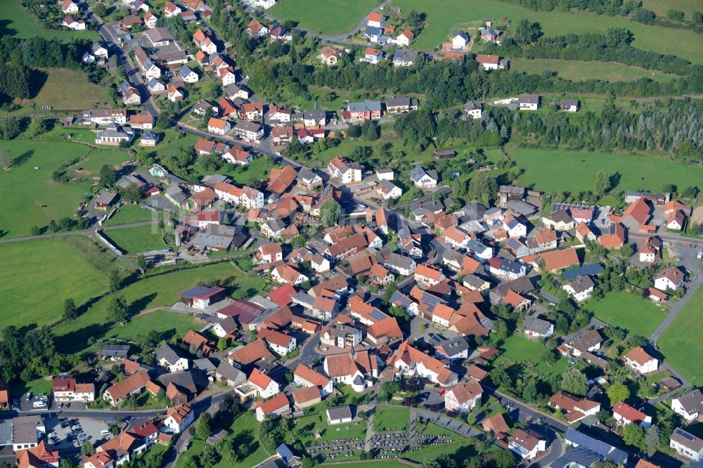 Mernes aus der Vogelperspektive: Dorfkern in Mernes im Bundesland Hessen