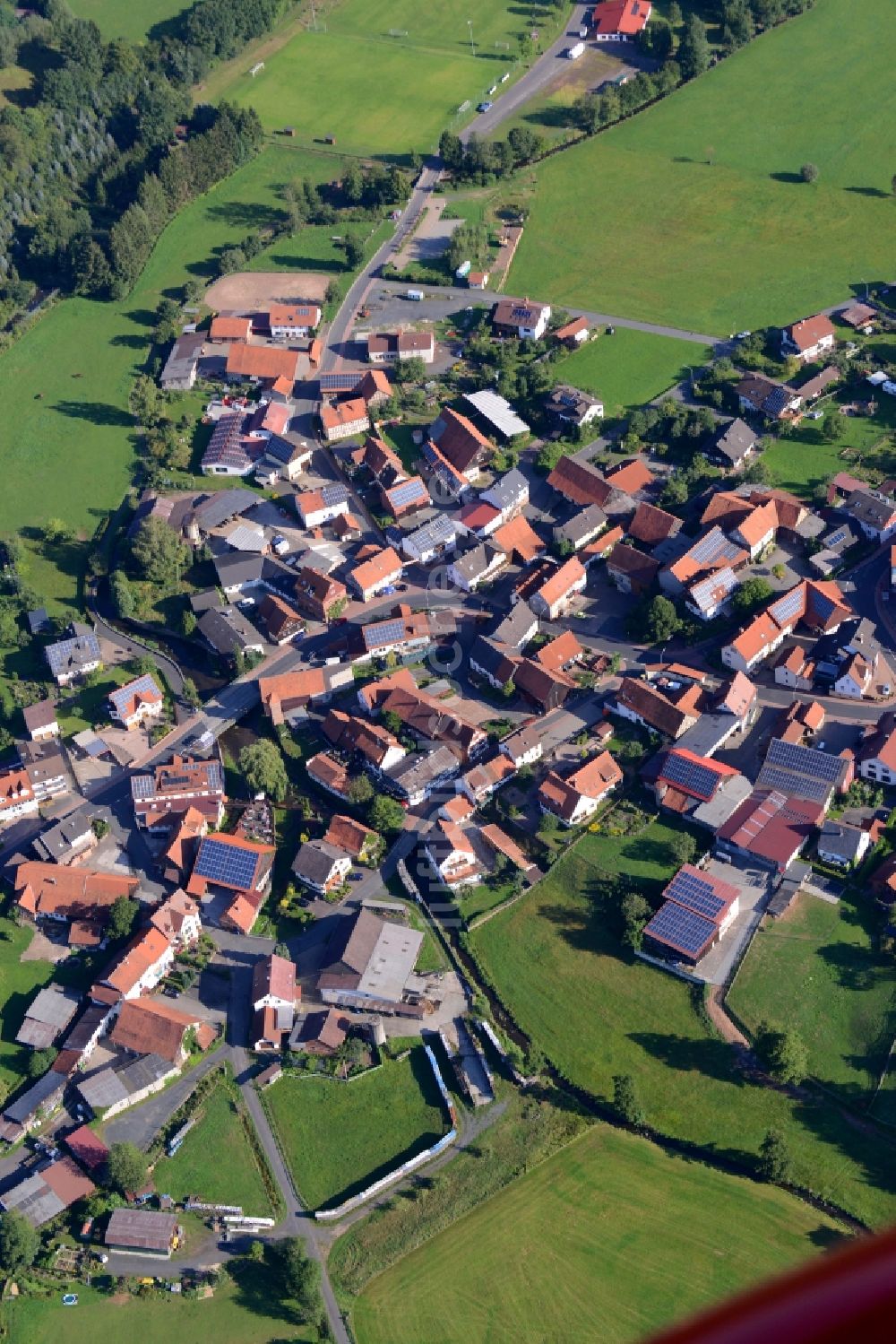 Mernes von oben - Dorfkern in Mernes im Bundesland Hessen