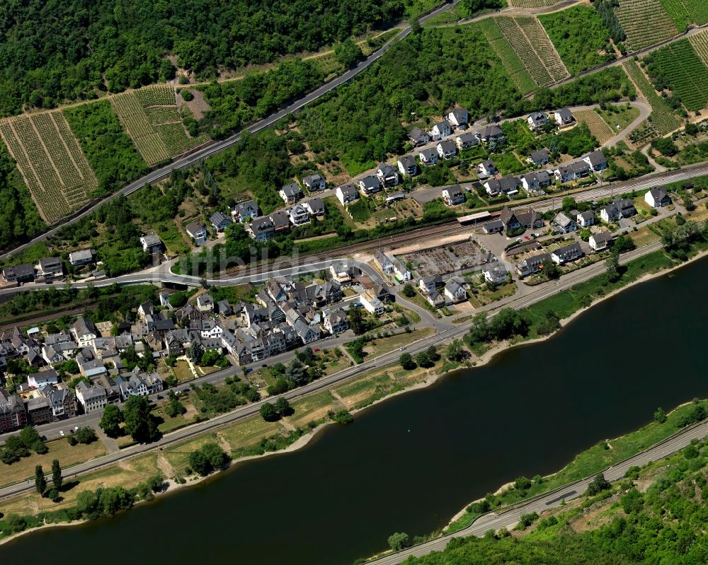 Moselkern von oben - Dorfkern in Moselkern im Bundesland Rheinland-Pfalz