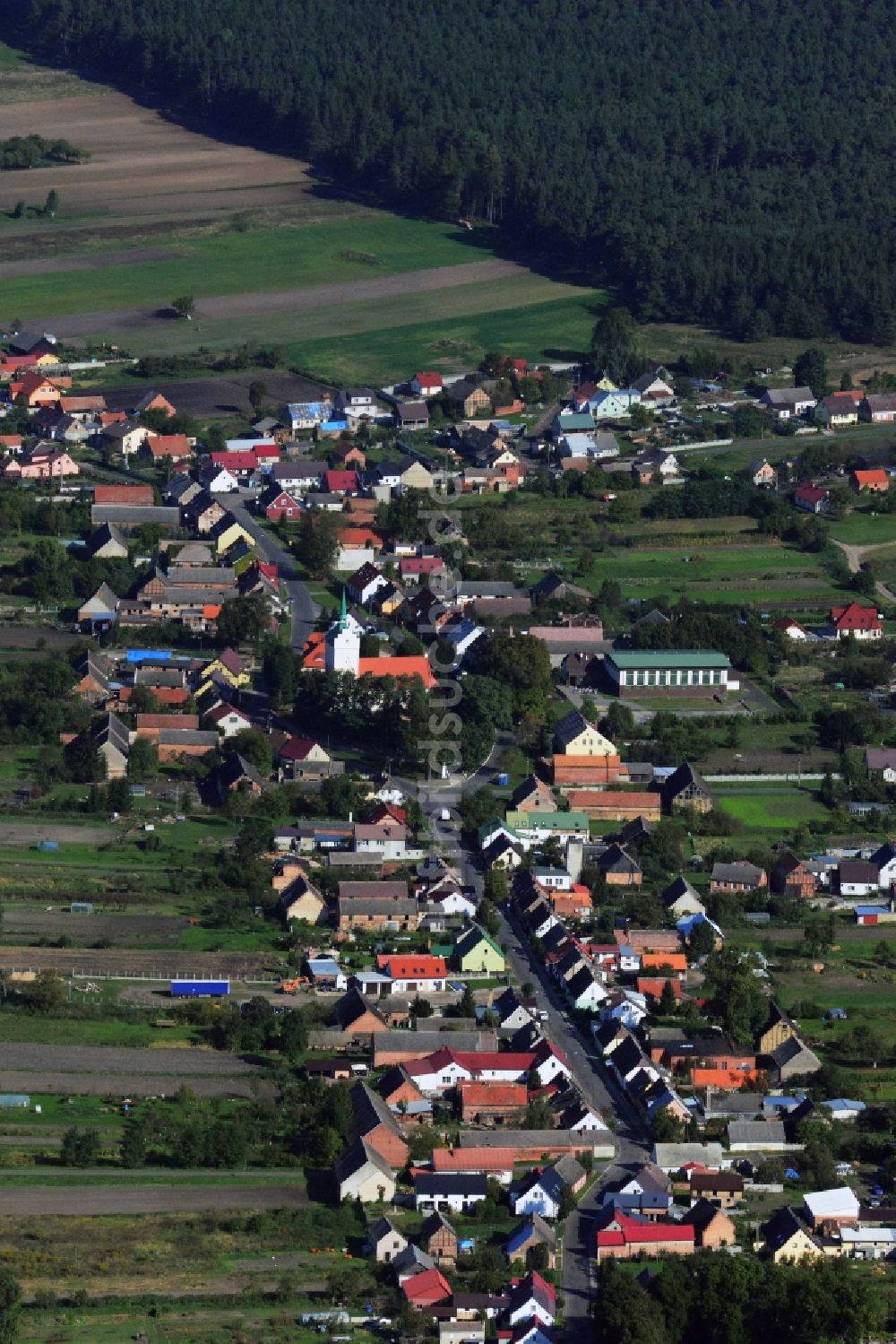 Nawodna aus der Vogelperspektive: Dorfkern Nawodna in Westpommern in Polen