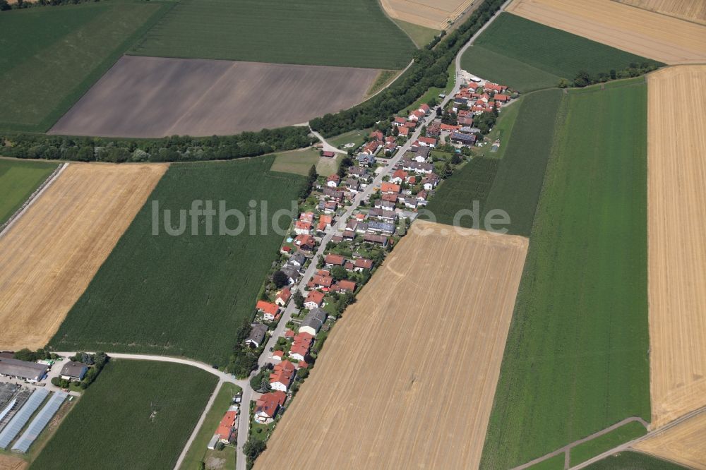 Pliening aus der Vogelperspektive: Dorfkern in Pliening- Landsham im Bundesland Bayern