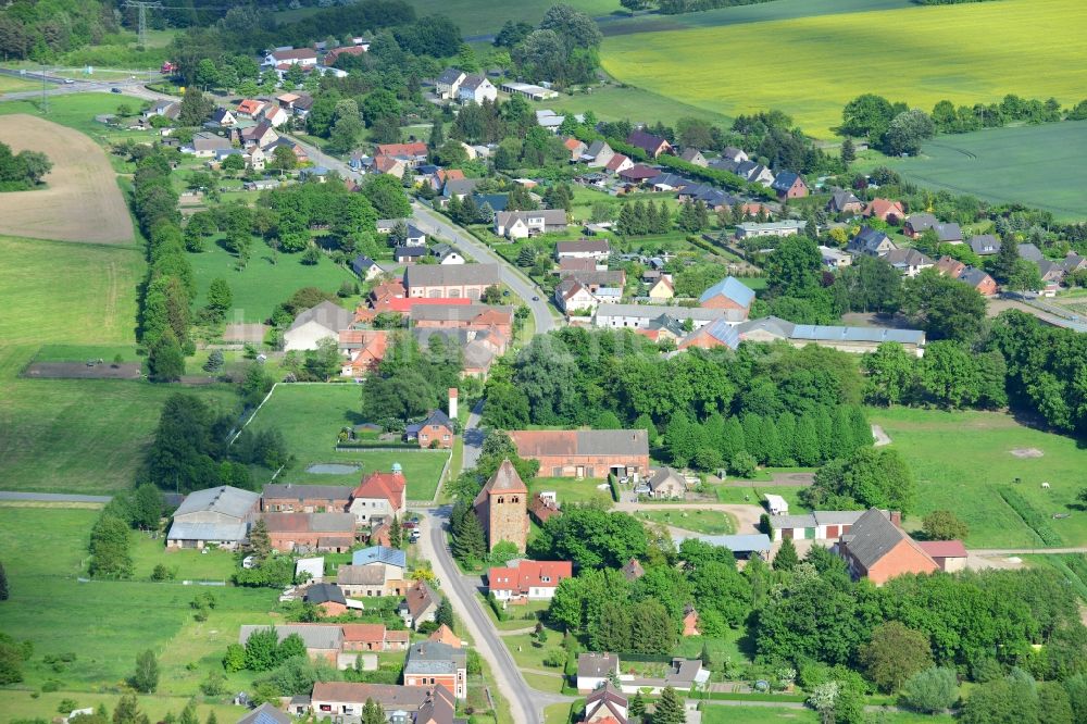 Quitzow aus der Vogelperspektive: Dorfkern in Quitzow im Bundesland Brandenburg