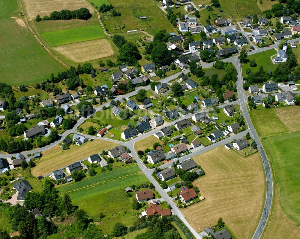 Langenbach aus der Vogelperspektive: Dorfkern am Rande des Kraftwerkes in Langenbach im Bundesland Bayern, Deutschland