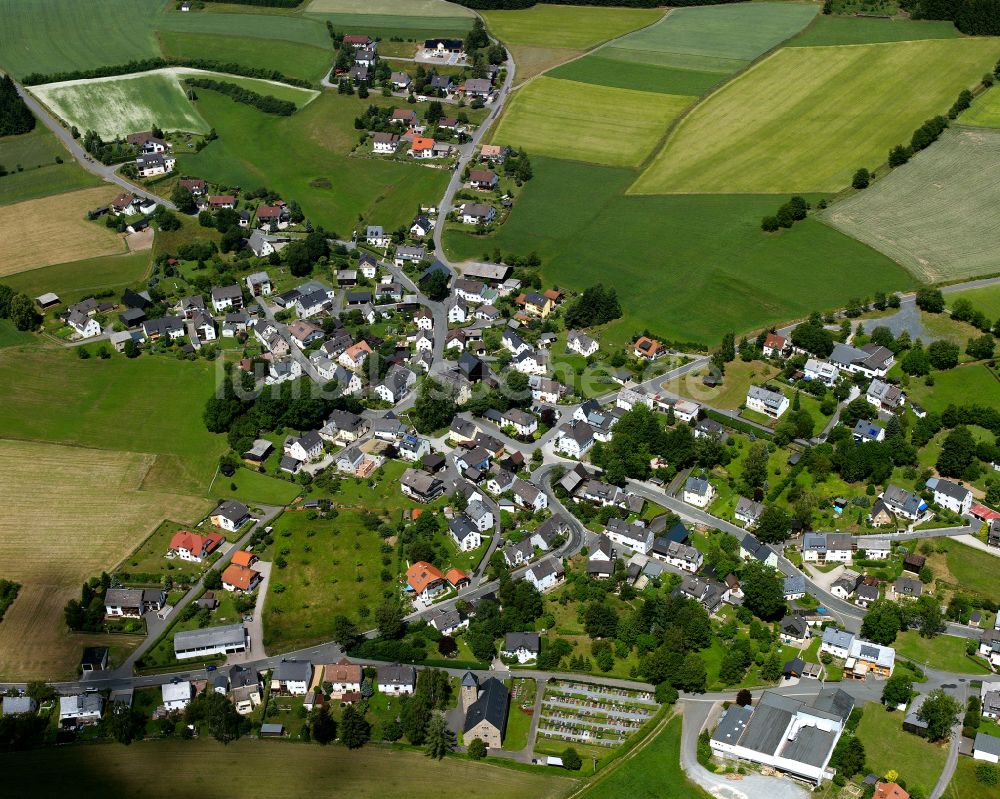 Luftaufnahme Lippertsgrün - Dorfkern am Rande des Kraftwerkes in Lippertsgrün im Bundesland Bayern, Deutschland