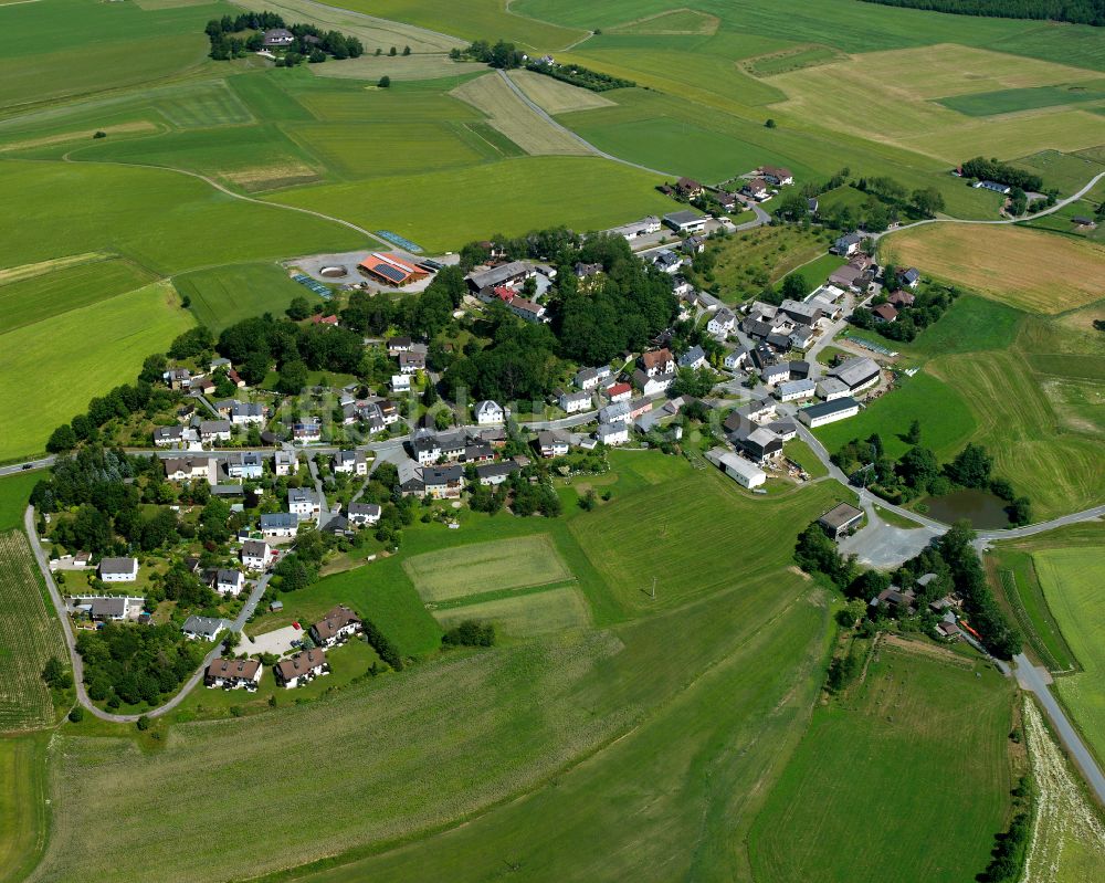 Neuhaus von oben - Dorfkern am Rande des Kraftwerkes in Neuhaus im Bundesland Bayern, Deutschland