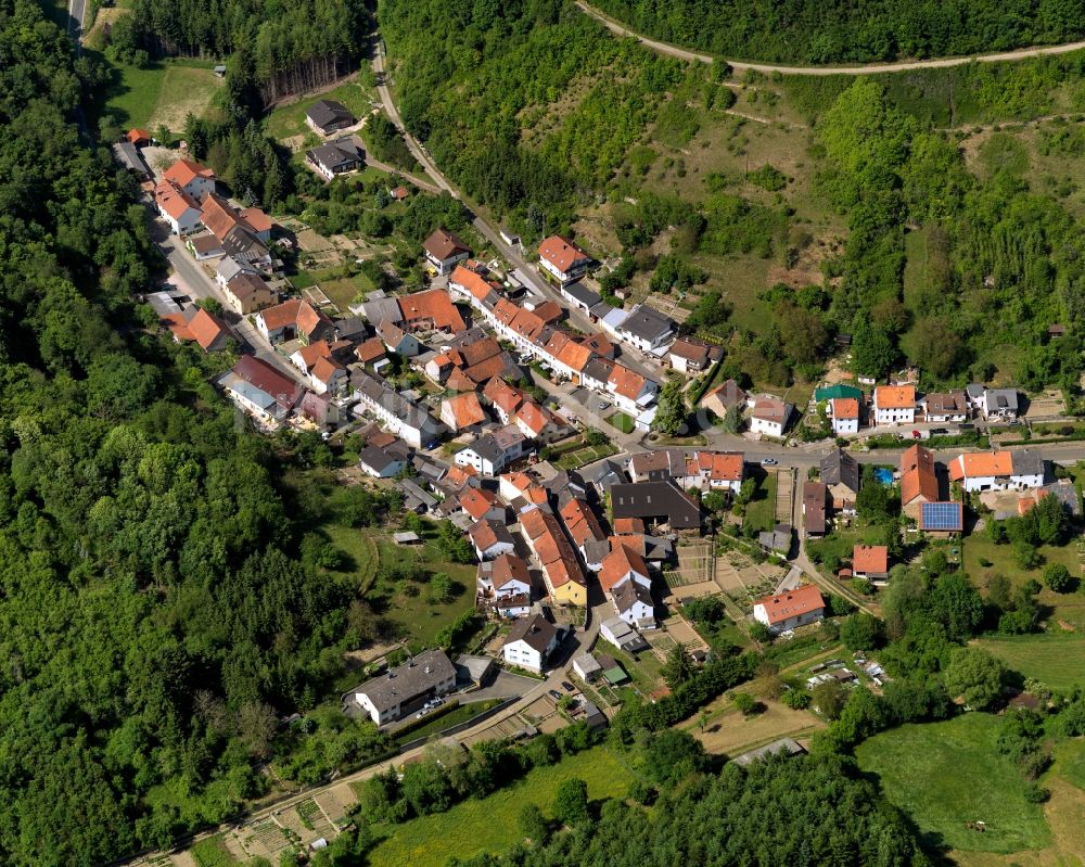 Raumbach von oben - Dorfkern in Raumbach im Bundesland Rheinland-Pfalz