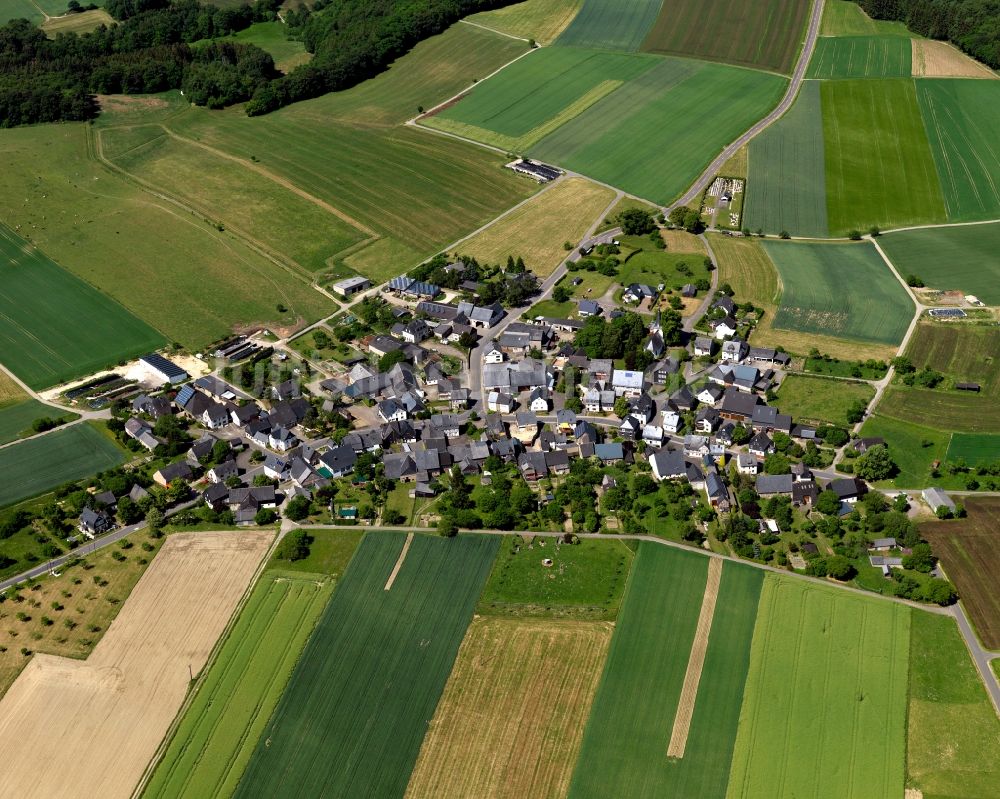 Raversbeuren aus der Vogelperspektive: Dorfkern in Raversbeuren im Bundesland Rheinland-Pfalz