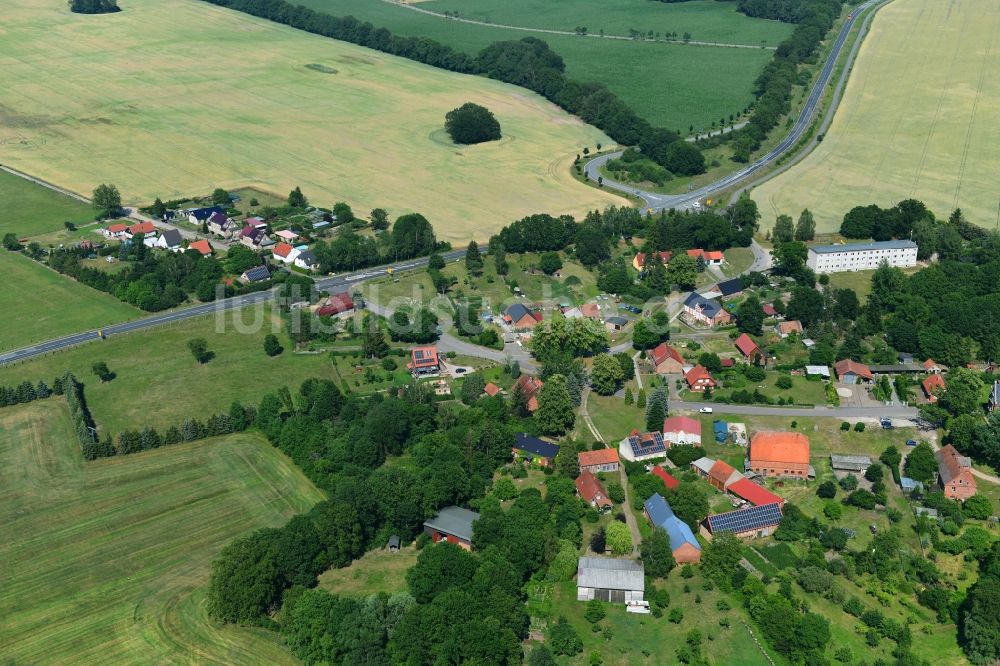 Retzin von oben - Dorfkern in Retzin im Bundesland Brandenburg, Deutschland