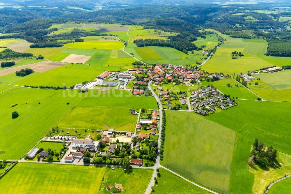 Rhadern aus der Vogelperspektive: Dorfkern in Rhadern im Bundesland Hessen, Deutschland