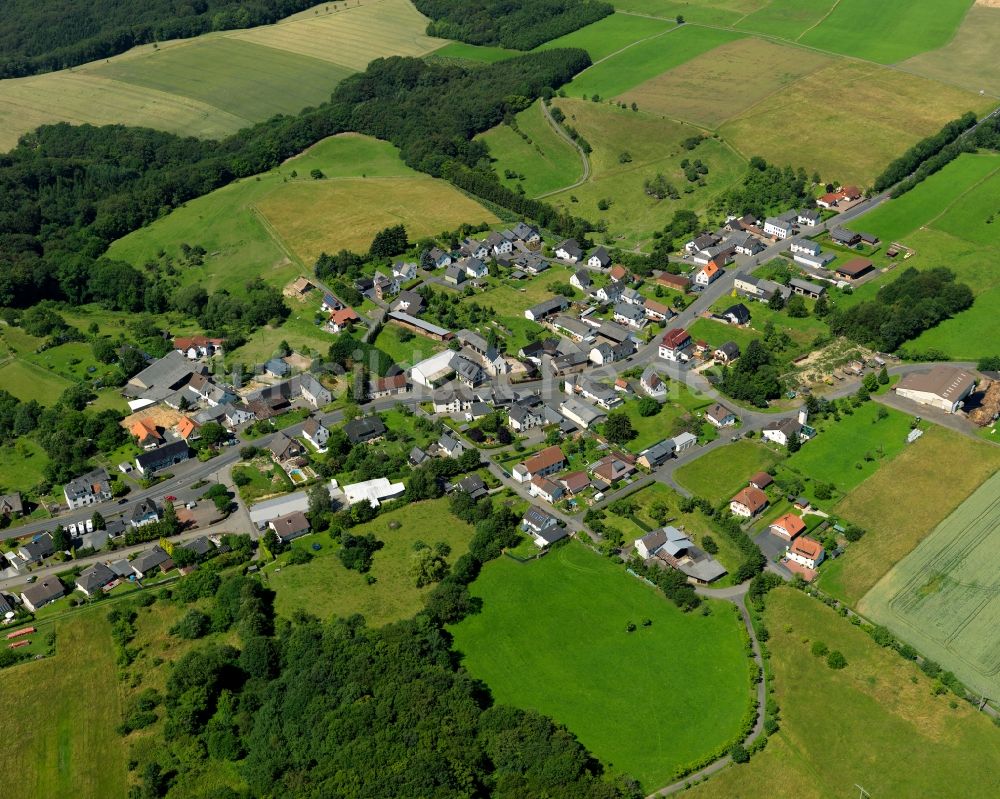 Sankt Katharinen (Landkreis Neuwied) aus der Vogelperspektive: Dorfkern in Sankt Katharinen (Landkreis Neuwied) im Bundesland Rheinland-Pfalz