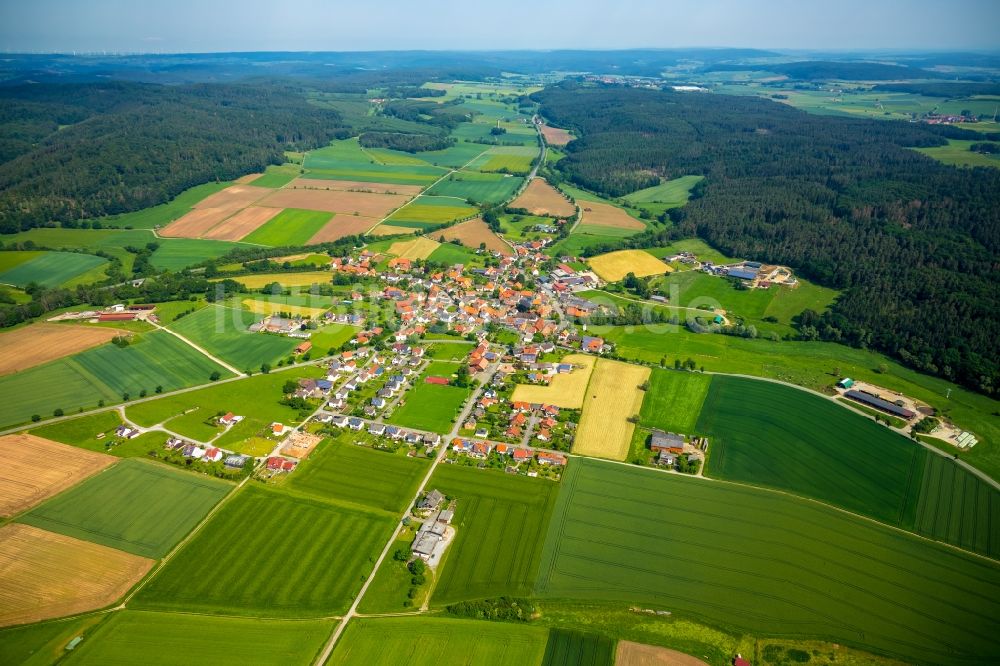 Schmillinghausen aus der Vogelperspektive: Dorfkern in Schmillinghausen im Bundesland Hessen, Deutschland