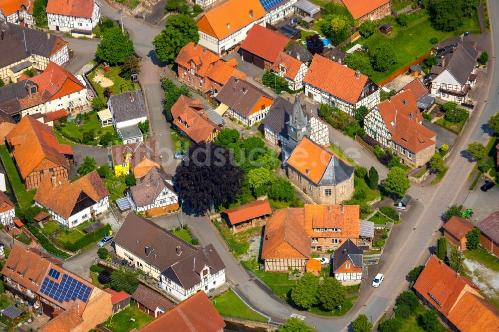 Schmillinghausen von oben - Dorfkern in Schmillinghausen im Bundesland Hessen, Deutschland