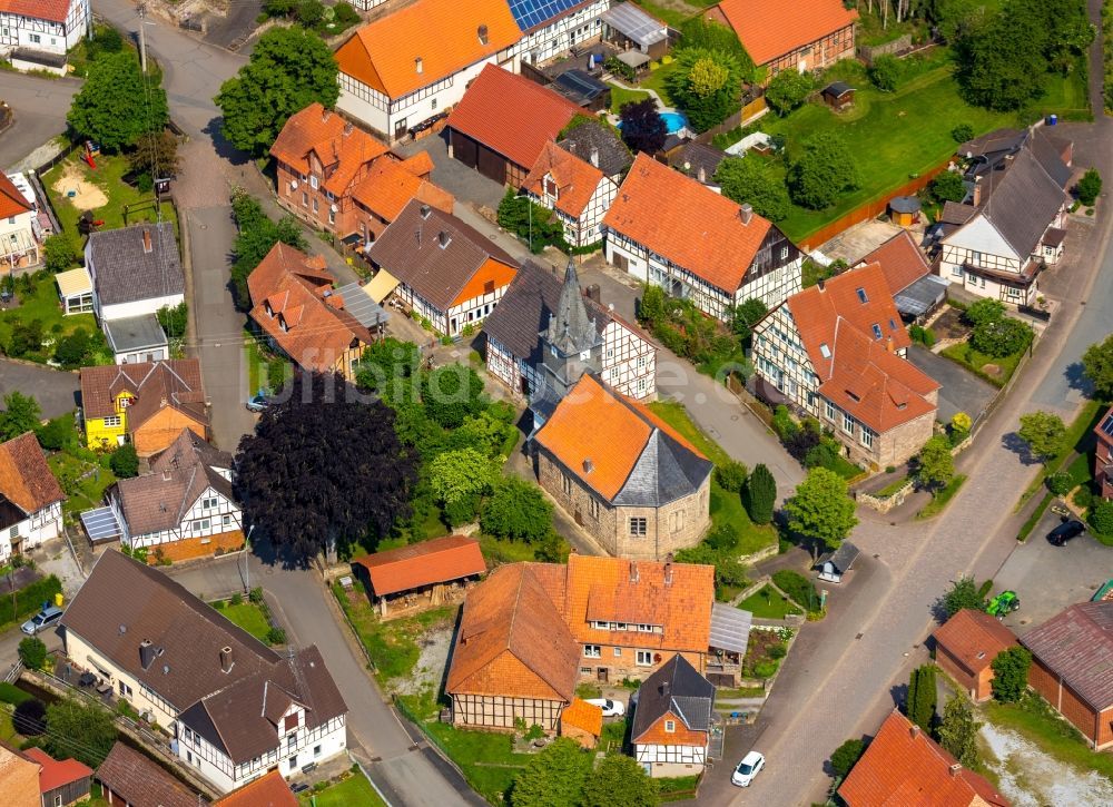 Schmillinghausen aus der Vogelperspektive: Dorfkern in Schmillinghausen im Bundesland Hessen, Deutschland