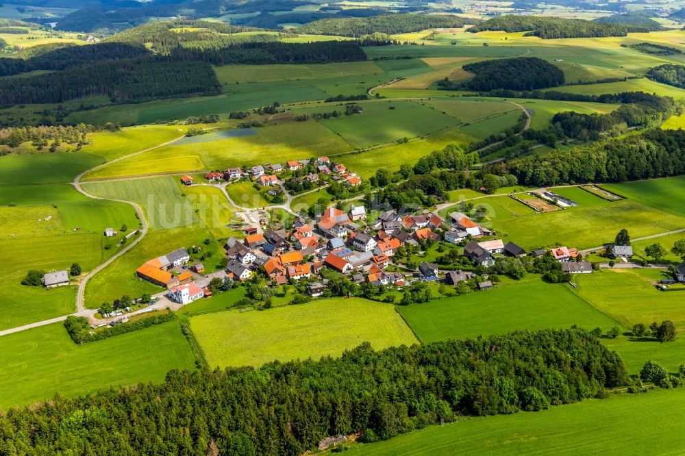 Schweinsbühl aus der Vogelperspektive: Dorfkern in Schweinsbühl im Bundesland Hessen, Deutschland