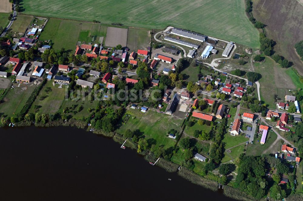 Seebeck von oben - Dorfkern an den See- Ufer des Vielitzsee in Seebeck im Bundesland Brandenburg, Deutschland