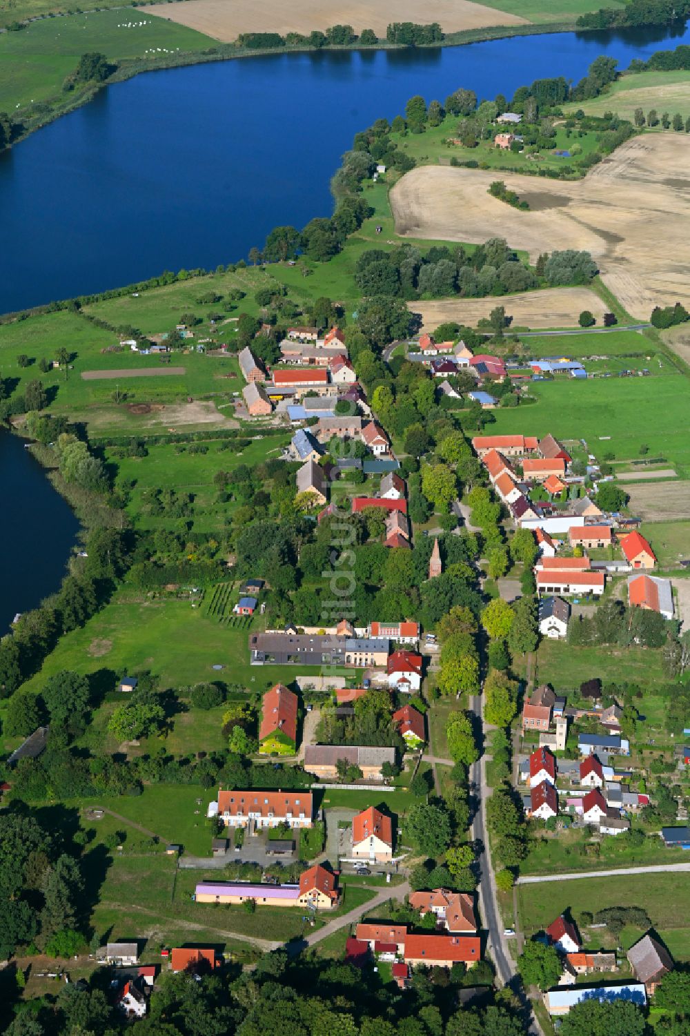 Seebeck aus der Vogelperspektive: Dorfkern an den See- Ufer des Vielitzsee in Seebeck im Bundesland Brandenburg, Deutschland