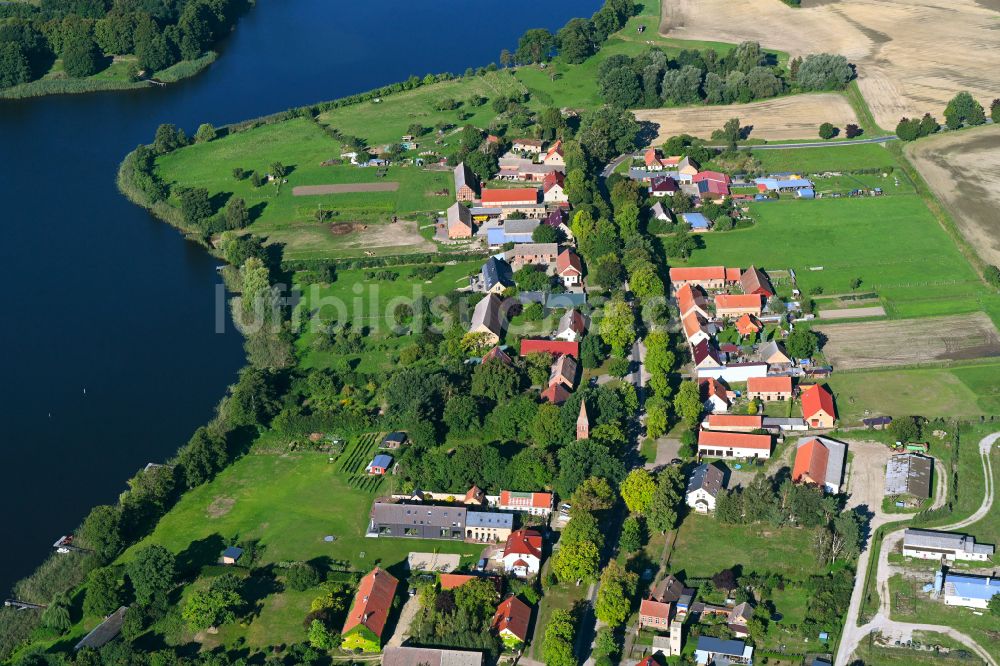 Luftbild Seebeck - Dorfkern an den See- Ufer des Vielitzsee in Seebeck im Bundesland Brandenburg, Deutschland