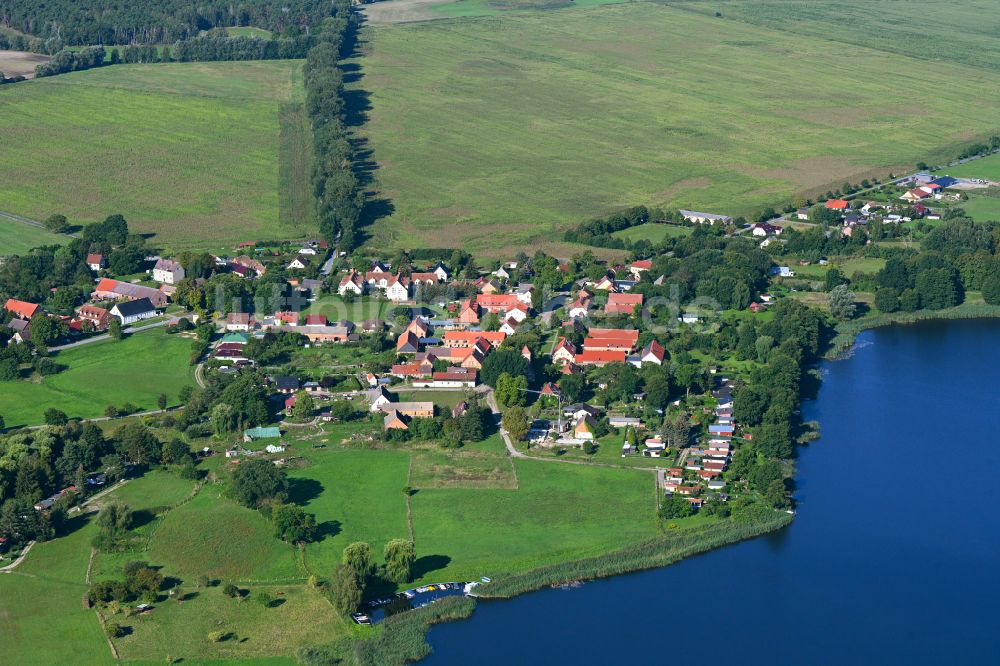 Luftaufnahme Vielitz - Dorfkern am See- Ufer des Vielitzsee in Vielitz im Bundesland Brandenburg, Deutschland