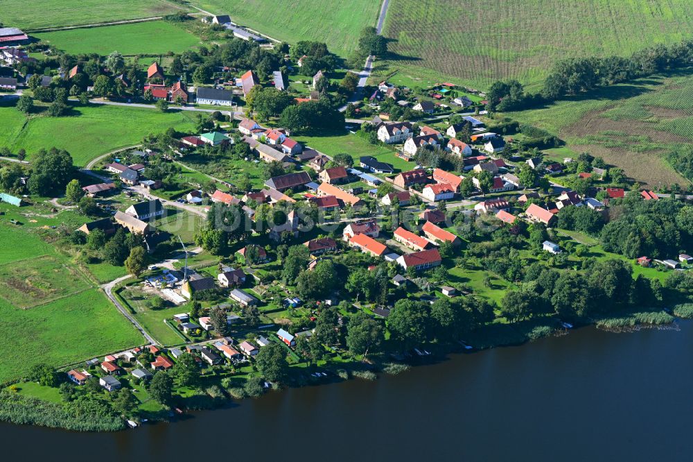 Luftaufnahme Vielitz - Dorfkern am See- Ufer des Vielitzsee in Vielitz im Bundesland Brandenburg, Deutschland