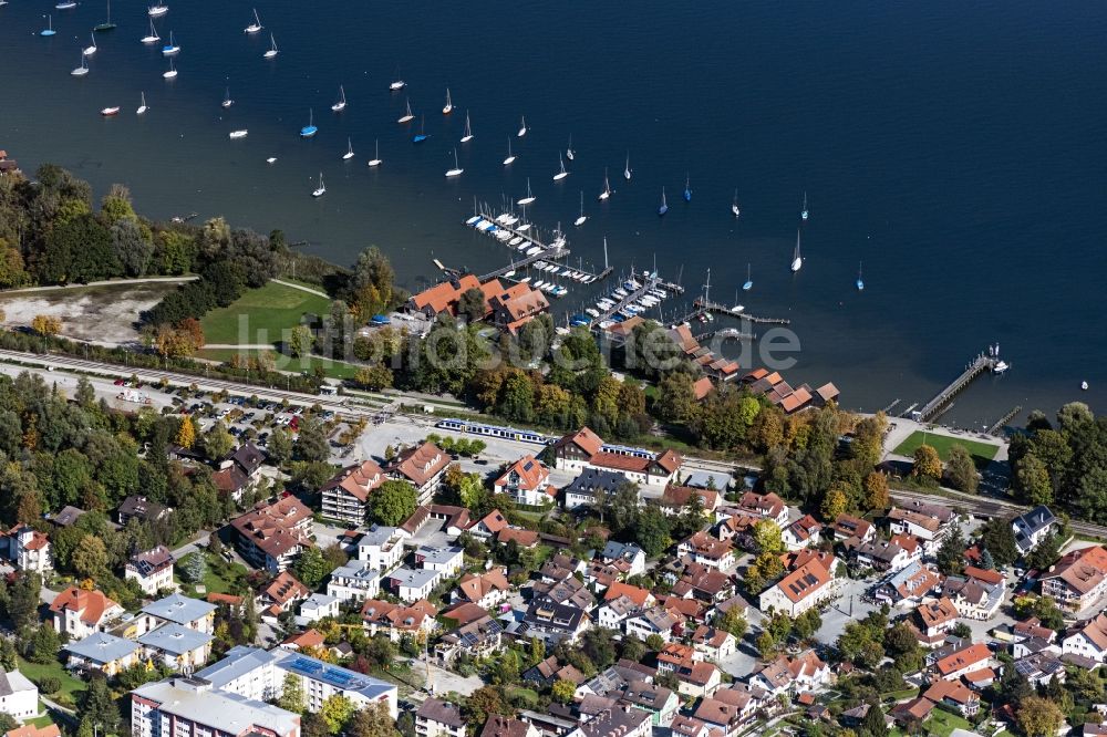 Luftaufnahme Dießen am Ammersee - Dorfkern an den See- Uferbereichen des Ammersee in Dießen am Ammersee im Bundesland Bayern, Deutschland