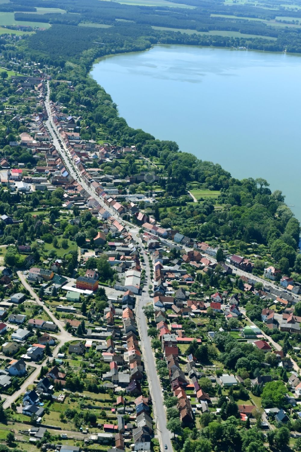 Arendsee (Altmark) von oben - Dorfkern an den See- Uferbereichen des Arendseees in Arendsee (Altmark) im Bundesland Sachsen-Anhalt, Deutschland