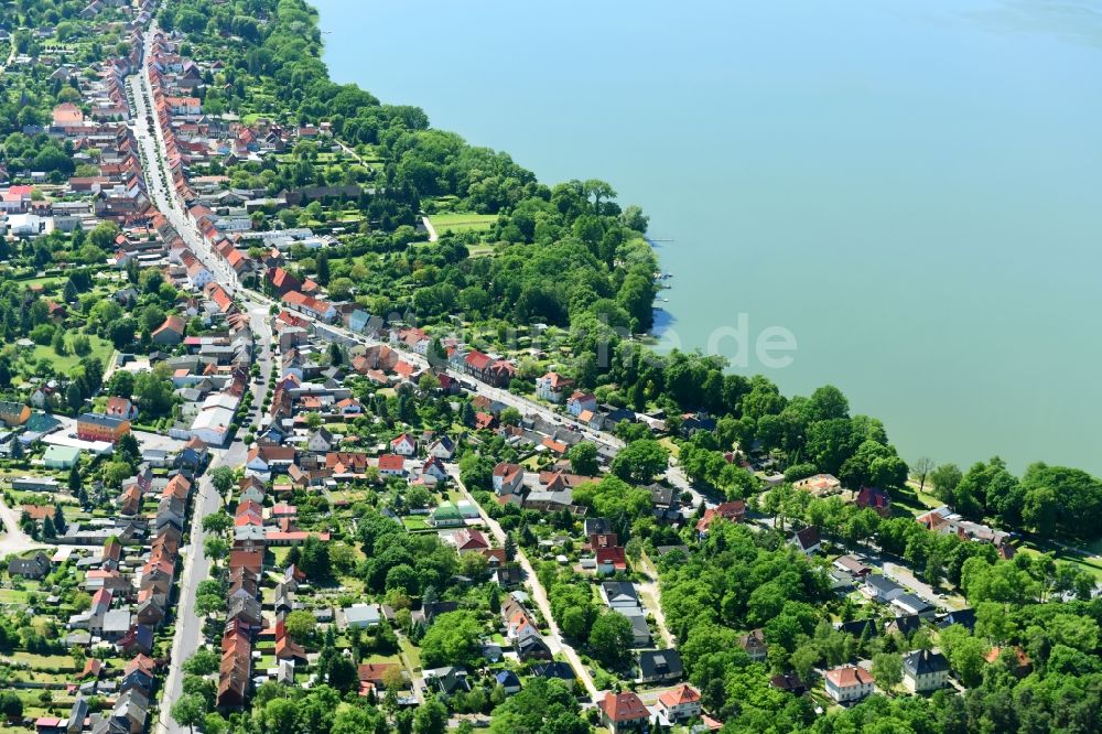 Arendsee (Altmark) aus der Vogelperspektive: Dorfkern an den See- Uferbereichen des Arendseees in Arendsee (Altmark) im Bundesland Sachsen-Anhalt, Deutschland