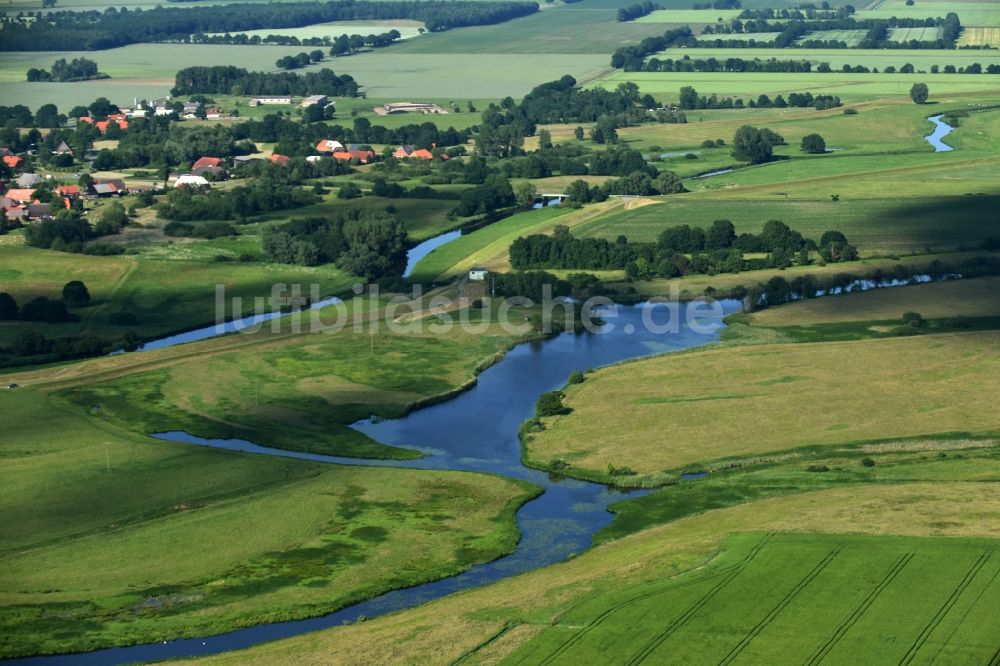 Luftaufnahme Teldau - Dorfkern an den See- Uferbereichen des Burgsee in Teldau im Bundesland Mecklenburg-Vorpommern