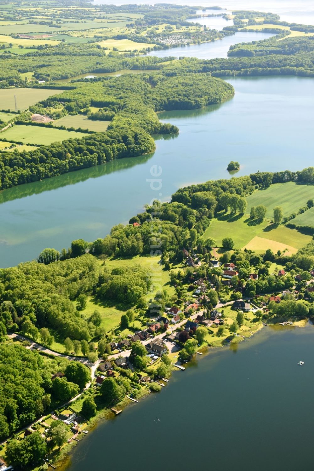 Niederkleveez von oben - Dorfkern an den See- Uferbereichen des Diecksees in Niederkleveez im Bundesland Schleswig-Holstein, Deutschland