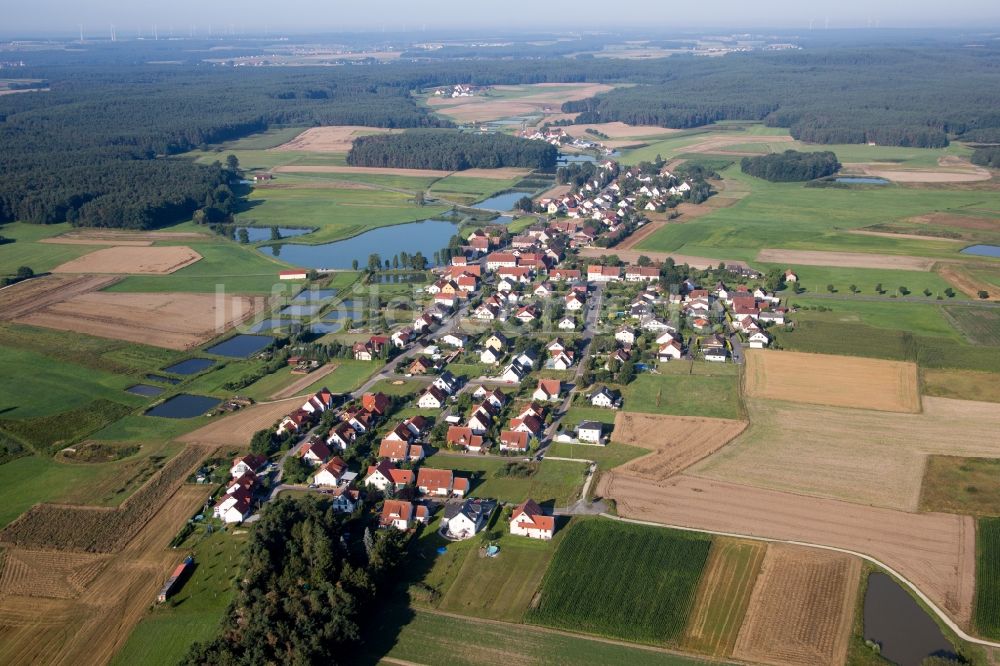 Luftaufnahme Heßdorf - Dorfkern an den See- Uferbereichen des Dorfweiers im Ortsteil Untermembach in Heßdorf im Bundesland Bayern, Deutschland