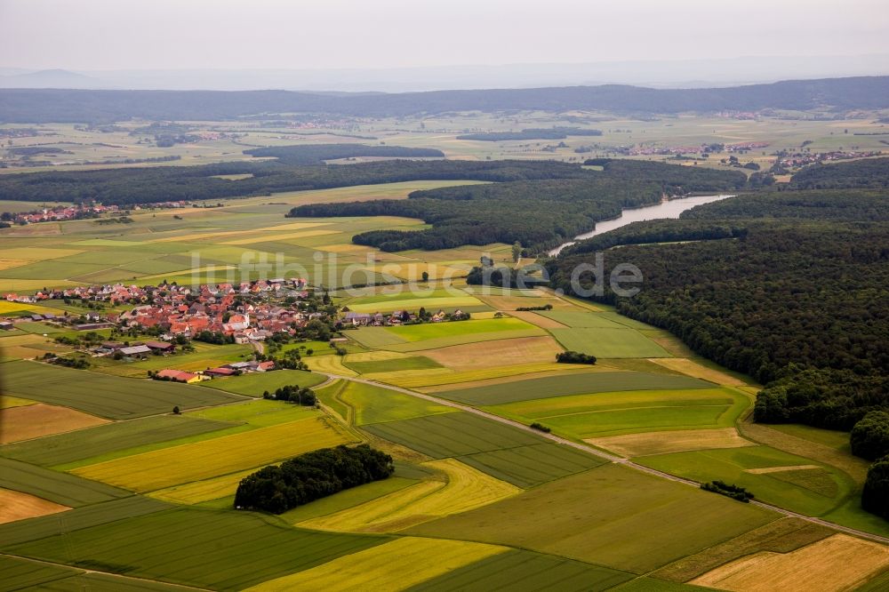 Luftaufnahme Üchtelhausen - Dorfkern an den See- Uferbereichen des Ellertshäuser See im Ortsteil Ebertshausen in Üchtelhausen im Bundesland Bayern, Deutschland