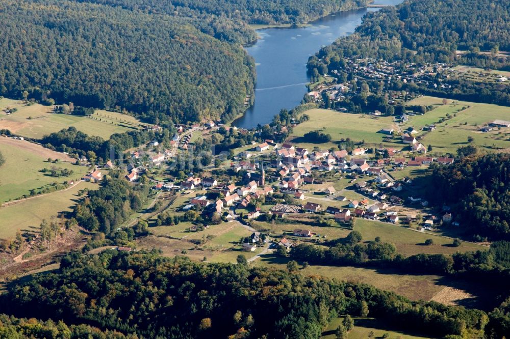 Luftaufnahme Haspelschiedt - Dorfkern an den See- Uferbereichen des Etang de Haspelschiedt in Haspelschiedt in Grand Est, Frankreich