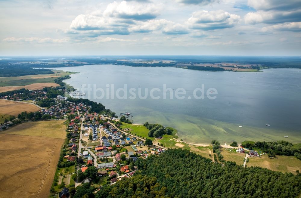 Untergöhren aus der Vogelperspektive: Dorfkern an den See- Uferbereichen des Fleesensees in Untergöhren im Bundesland Mecklenburg-Vorpommern