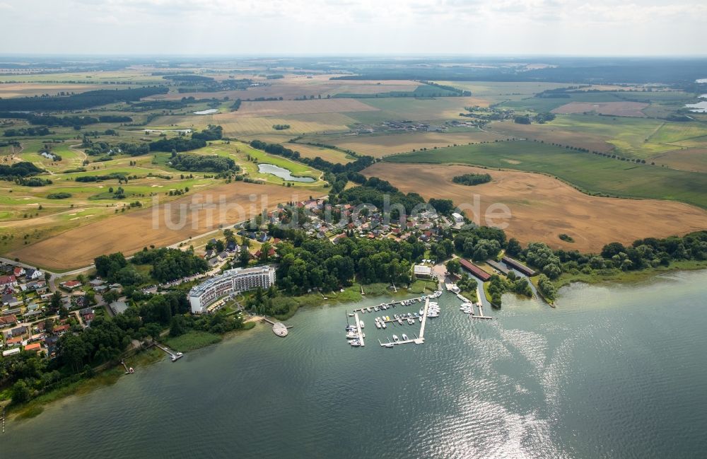 Luftaufnahme Untergöhren - Dorfkern an den See- Uferbereichen des Fleesensees in Untergöhren im Bundesland Mecklenburg-Vorpommern