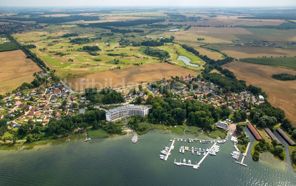 Untergöhren aus der Vogelperspektive: Dorfkern an den See- Uferbereichen des Fleesensees in Untergöhren im Bundesland Mecklenburg-Vorpommern