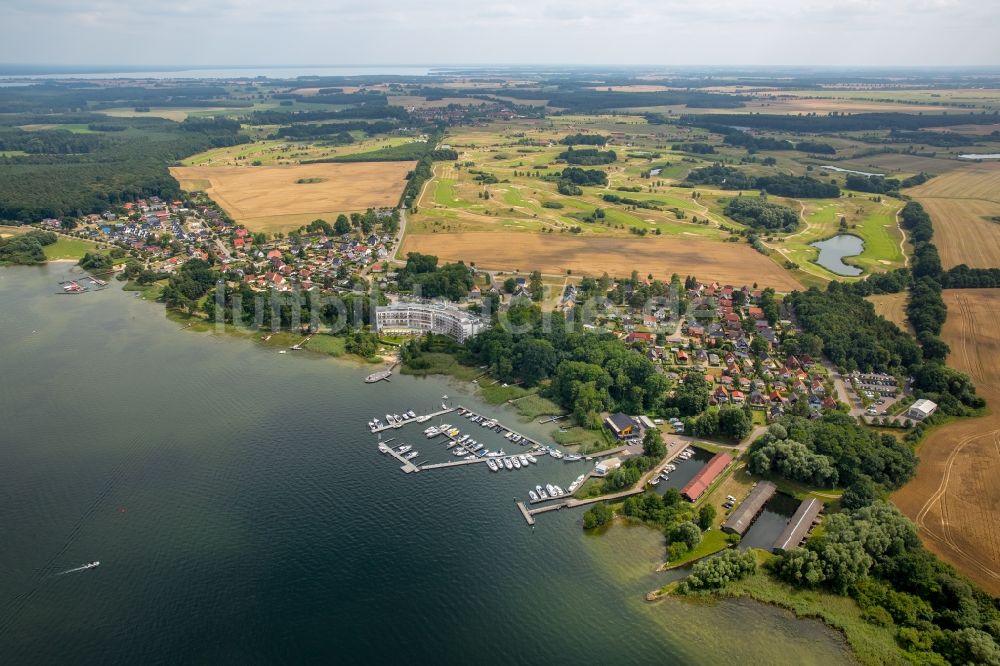 Luftbild Untergöhren - Dorfkern an den See- Uferbereichen des Fleesensees in Untergöhren im Bundesland Mecklenburg-Vorpommern