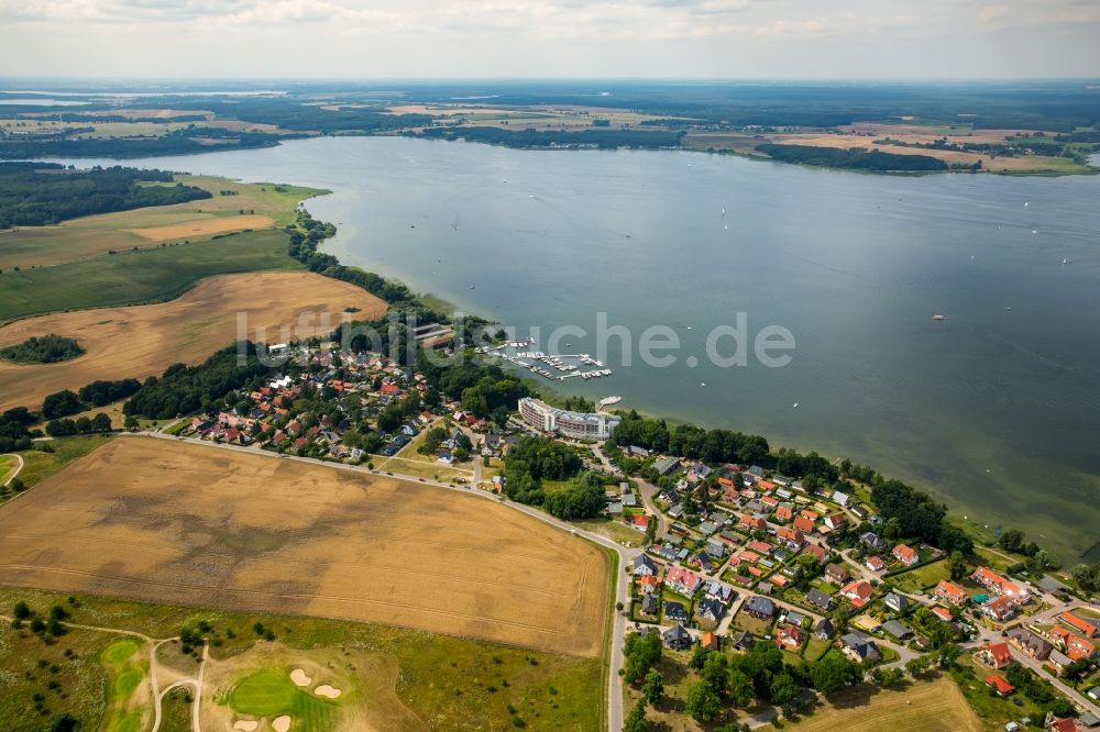 Luftaufnahme Untergöhren - Dorfkern an den See- Uferbereichen des Fleesensees in Untergöhren im Bundesland Mecklenburg-Vorpommern