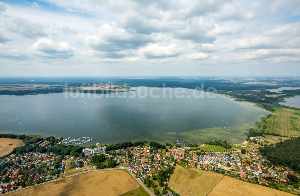 Luftaufnahme Untergöhren - Dorfkern an den See- Uferbereichen des Fleesensees in Untergöhren im Bundesland Mecklenburg-Vorpommern