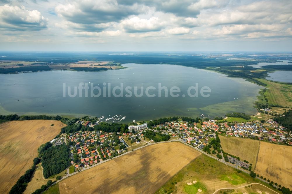 Untergöhren aus der Vogelperspektive: Dorfkern an den See- Uferbereichen des Fleesensees in Untergöhren im Bundesland Mecklenburg-Vorpommern