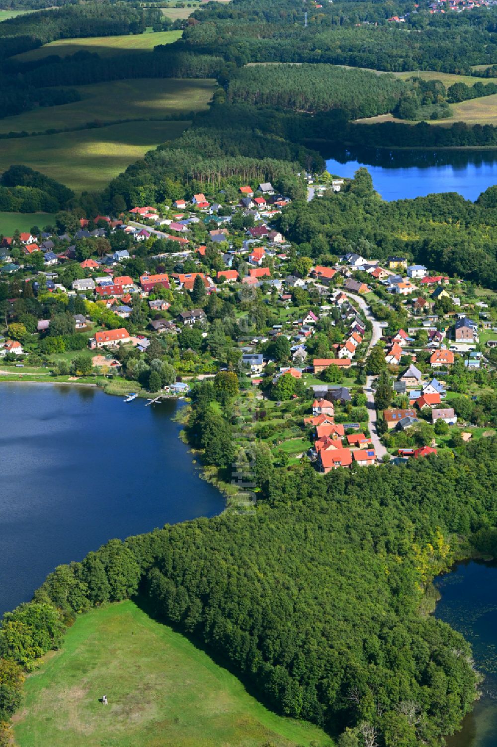 Luftaufnahme Godern - Dorfkern an den See- Uferbereichen in Godern im Bundesland Mecklenburg-Vorpommern, Deutschland