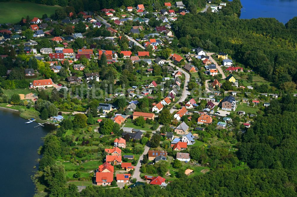 Godern von oben - Dorfkern an den See- Uferbereichen in Godern im Bundesland Mecklenburg-Vorpommern, Deutschland