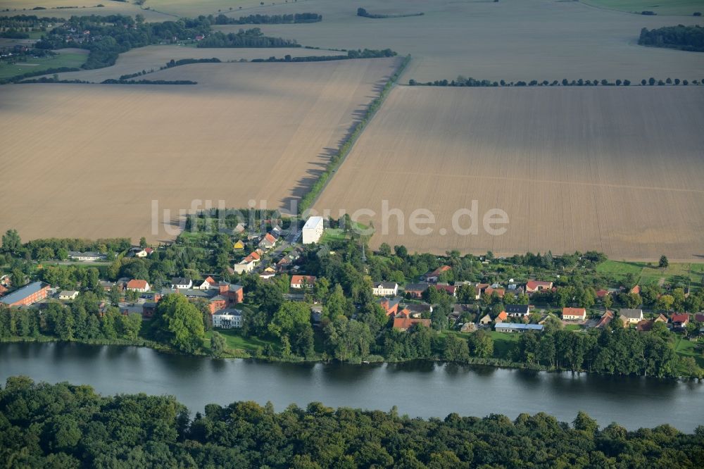 Luftaufnahme Groß Behnitz - Dorfkern an den See- Uferbereichen Groß Behnitzer See in Groß Behnitz im Bundesland Brandenburg