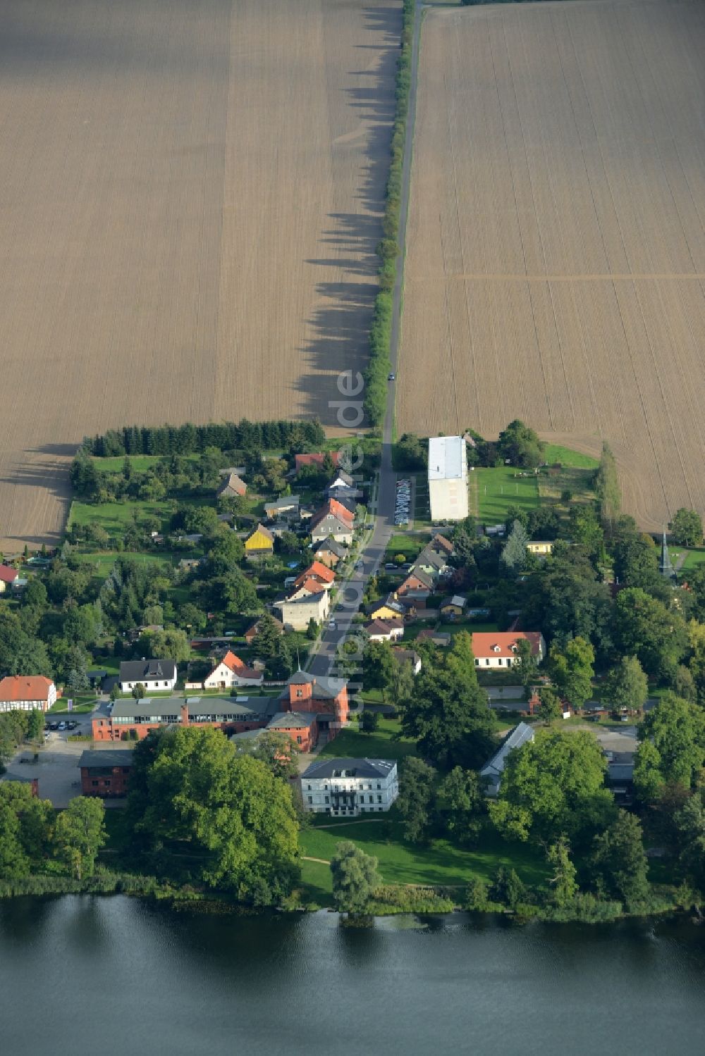 Luftaufnahme Groß Behnitz - Dorfkern an den See- Uferbereichen Groß Behnitzer See in Groß Behnitz im Bundesland Brandenburg