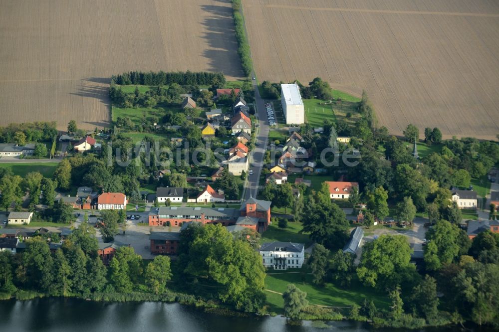 Groß Behnitz aus der Vogelperspektive: Dorfkern an den See- Uferbereichen Groß Behnitzer See in Groß Behnitz im Bundesland Brandenburg