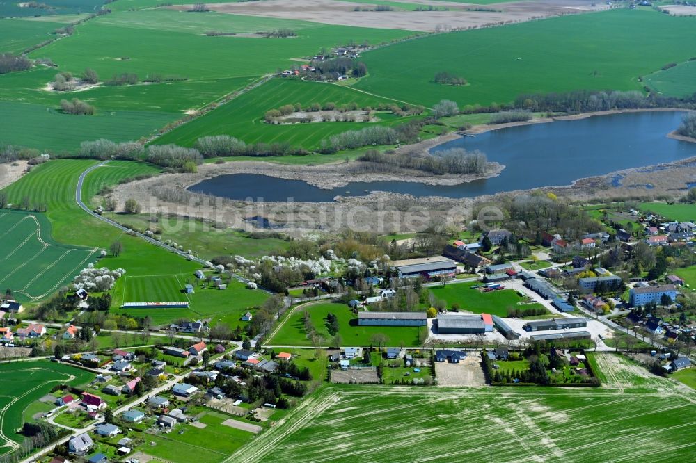 Luftbild Uckerland - Dorfkern an den See- Uferbereichen des Großer Lübbenower See in Uckerland im Bundesland Brandenburg, Deutschland