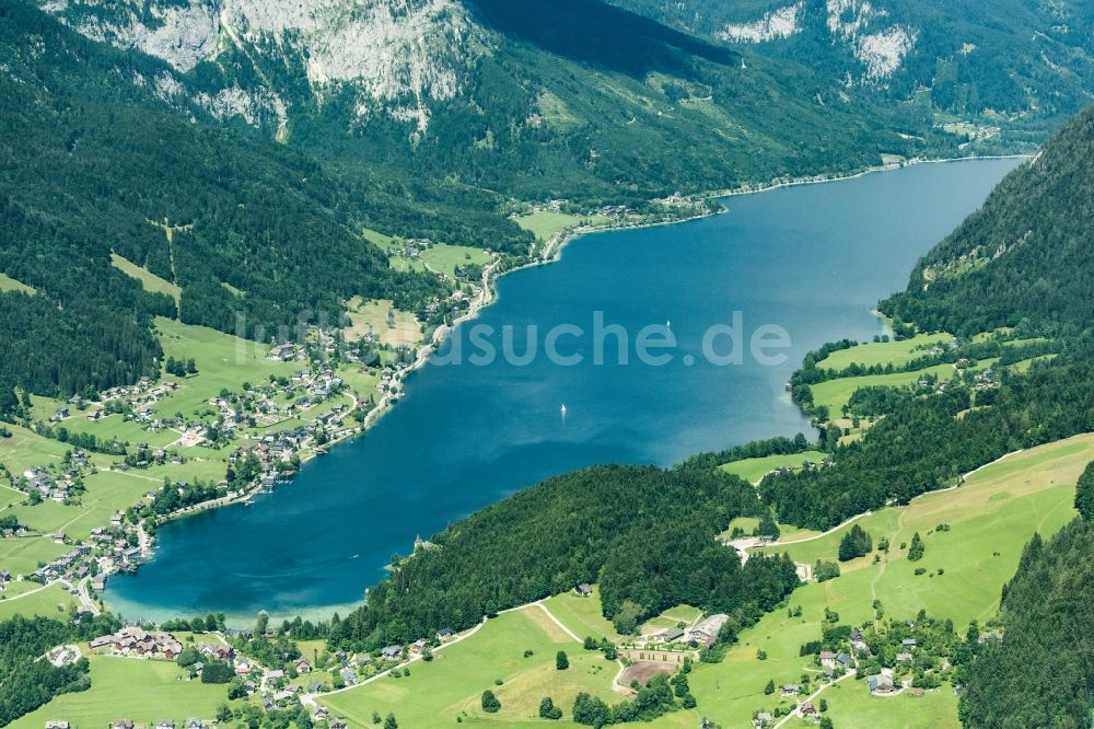 Luftaufnahme Archkogl - Dorfkern an den See- Uferbereichen des Grundlsees in Archkogl in Steiermark, Österreich