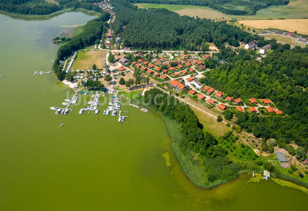 Luftaufnahme Jabel - Dorfkern an den See- Uferbereichen mit Hafen am Jabelscher See in Jabel im Bundesland Mecklenburg-Vorpommern