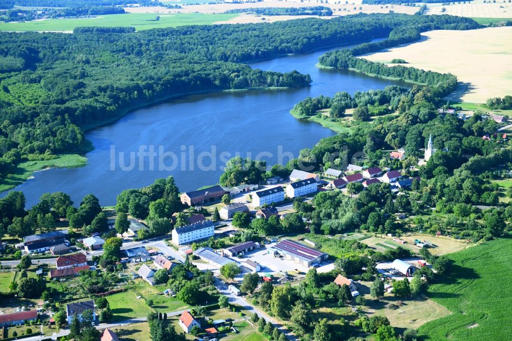 Luftaufnahme Wolfshagen - Dorfkern an den See- Uferbereichen des Haussee in Wolfshagen im Bundesland Brandenburg, Deutschland