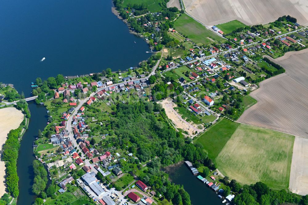 Priepert von oben - Dorfkern an den See- Uferbereichen Havel - Ellenbogensee in Priepert im Bundesland Mecklenburg-Vorpommern, Deutschland