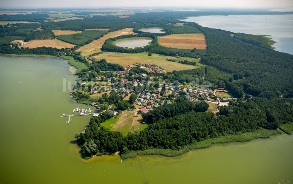 Damerow aus der Vogelperspektive: Dorfkern an den See- Uferbereichen des Jabelscher Sees in Damerow im Bundesland Mecklenburg-Vorpommern